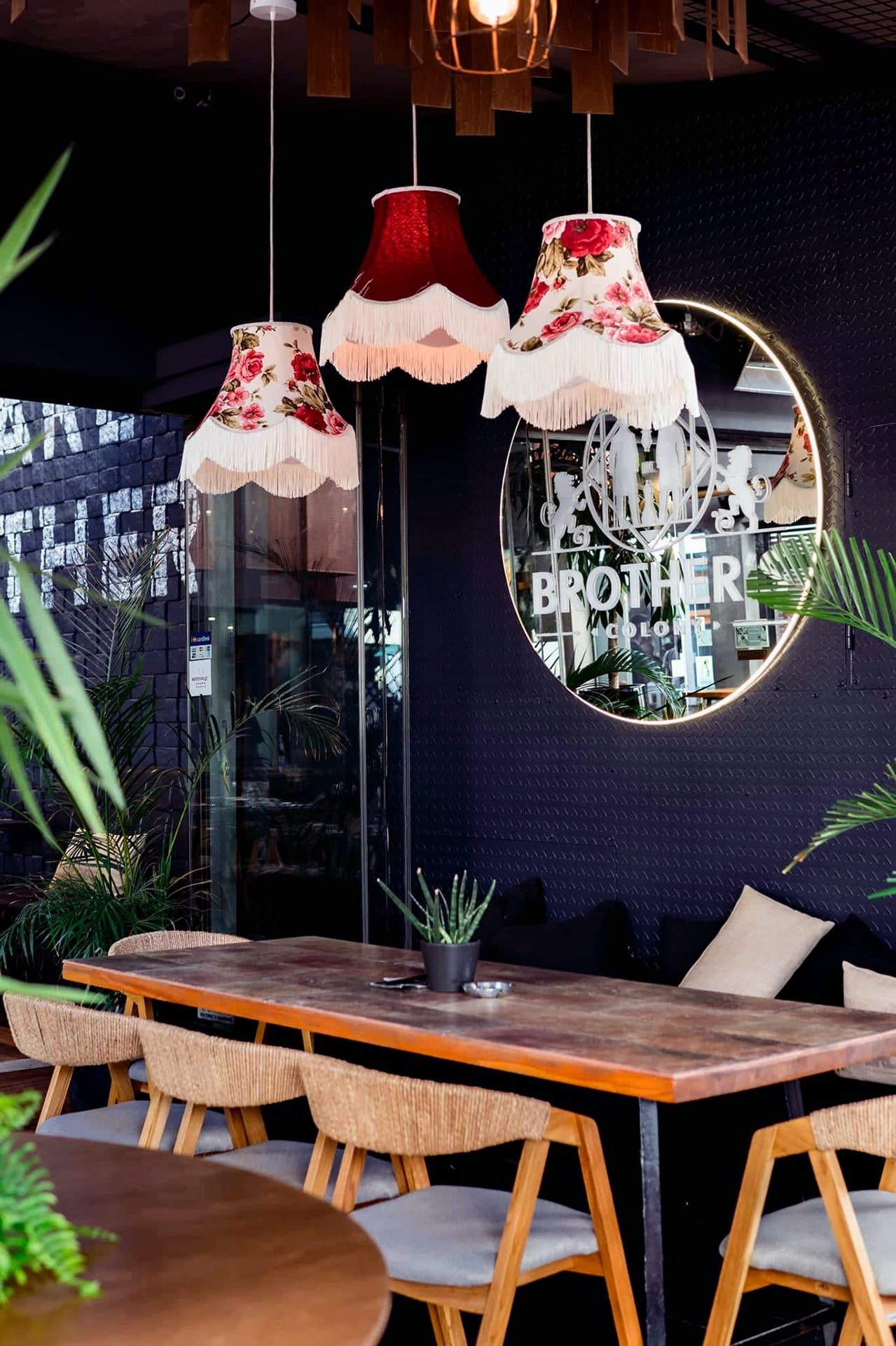 indoors  - brother's pizza bar volos