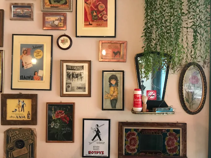 indoors decoration  - lola coffee store volos