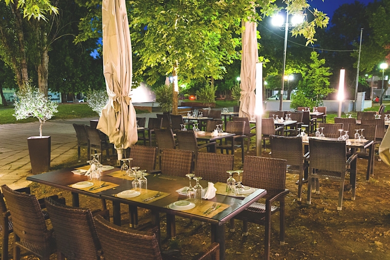 outdoors seating - ta platania 