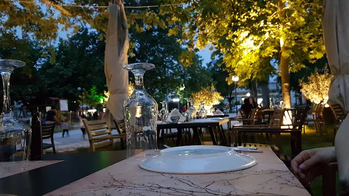 outdoors seating - ta platania 