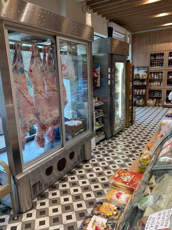 indoors - kreopoleio-poutokas-euth