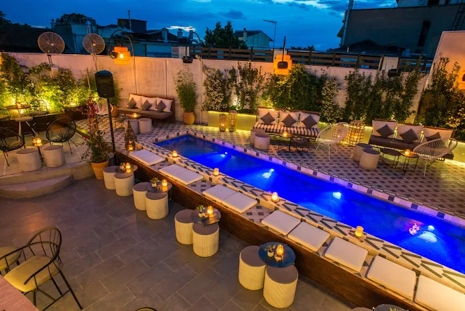 seating on the pool - upprt