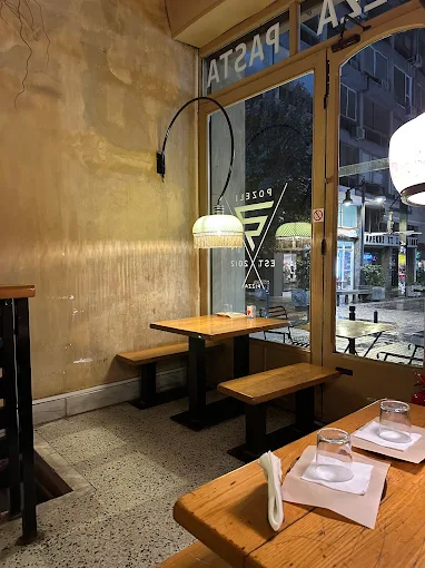 indoors - pizza pozeli