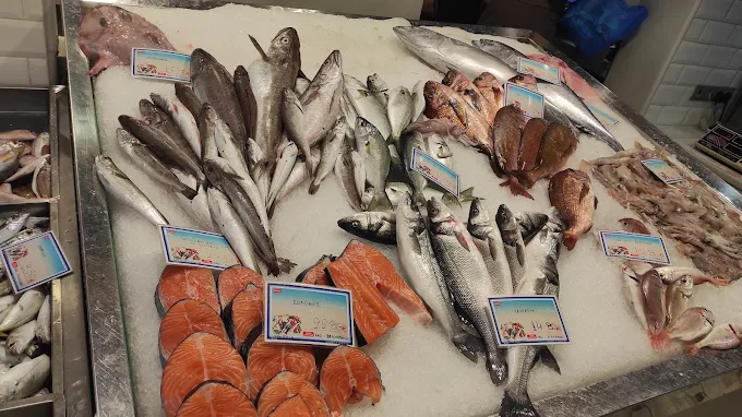 fresh fish  - ixthiopoleio xirakias