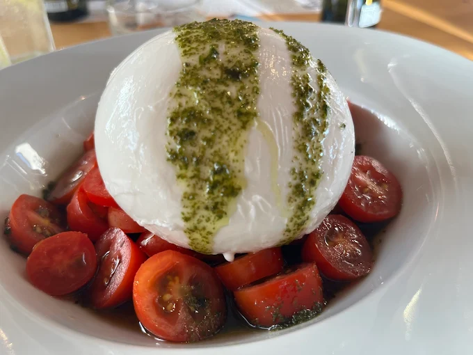 burrata salad - vinsanto volos 