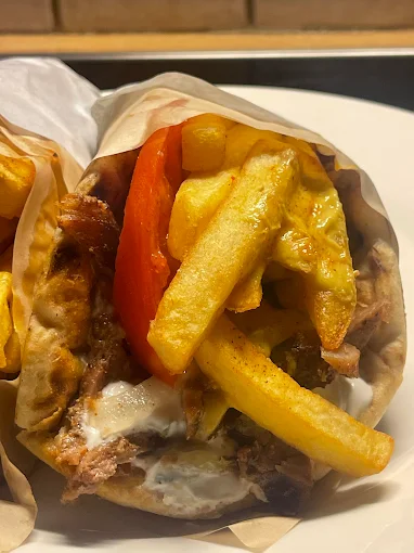 gyros  - to pikantiko volos