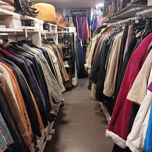 indoors vintage store - redressing stores trikala