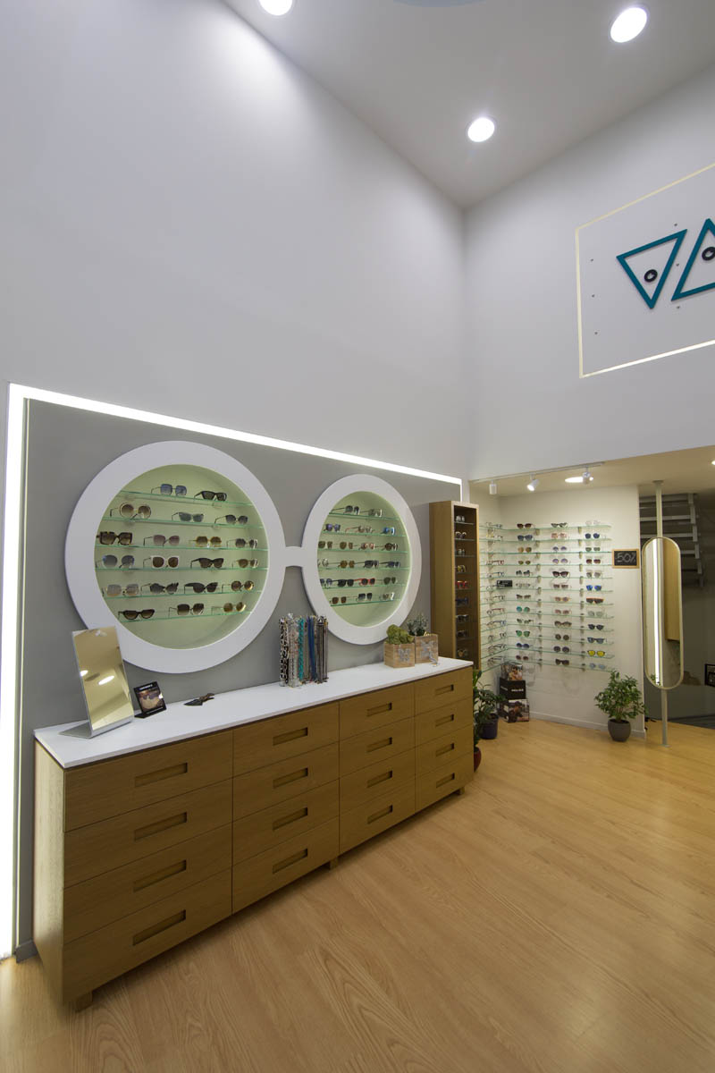 indoors - diorasi optika trikala