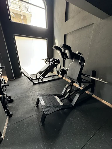 squats  - alphazone the gym trikala