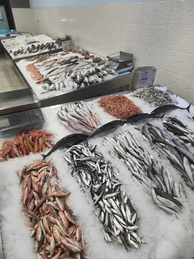 fresh fish - ixthiopoleia xifias fish and food market trikala 