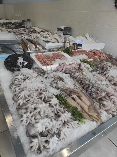 fresh fish - ixthiopoleia xifias fish and food market trikala 