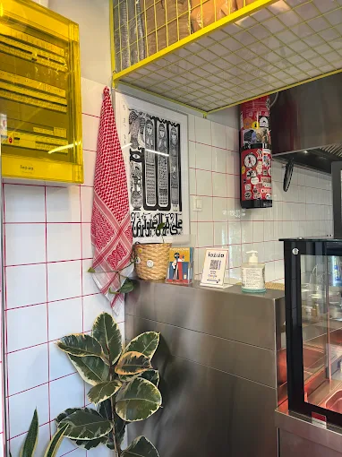 indoors street food - laziza