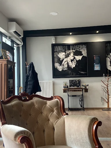 indoors decoration  - grime's tattoo studio karditsa