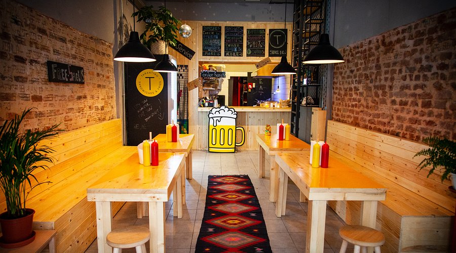 indoors restaurant - Tarantino Sandwiches & Fries