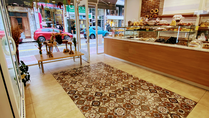 indoors - to paradosiako artopoieio argyropoulos karditsa