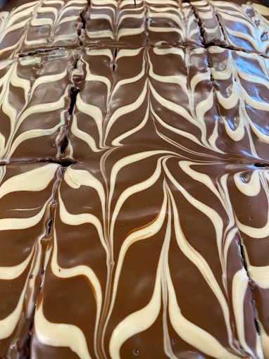 white and dark chocolate mousse- to paradosiako artopoieio argyropoulos karditsa