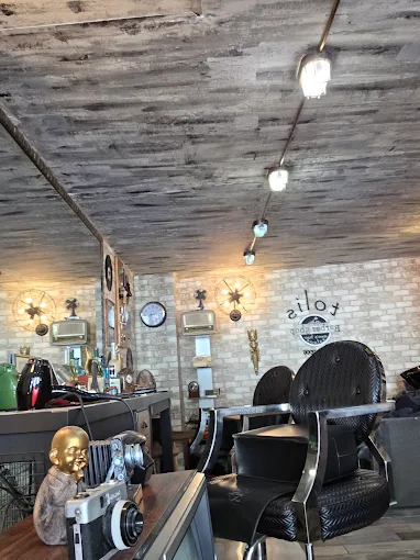 indoors -  tolis barber shop ioannina