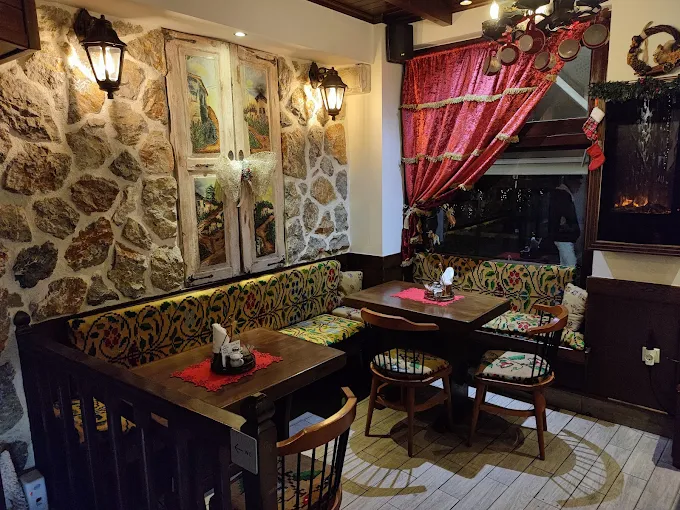 indoors  restuarant - mesovitiki folia ioannina