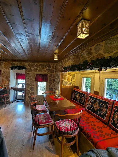 indoors seating  restuarant - mesovitiki folia ioannina