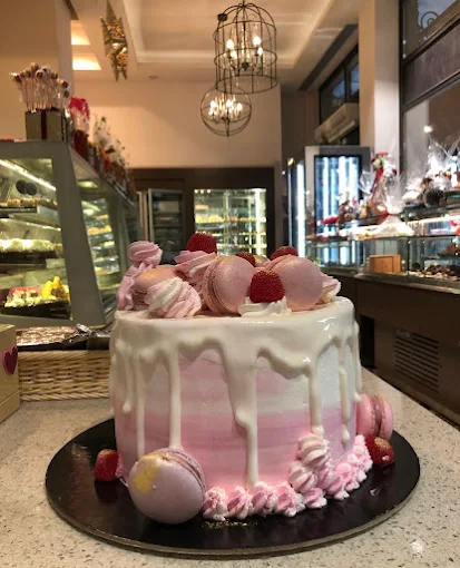 pink birthday cake - gateaux patisserie ioannina