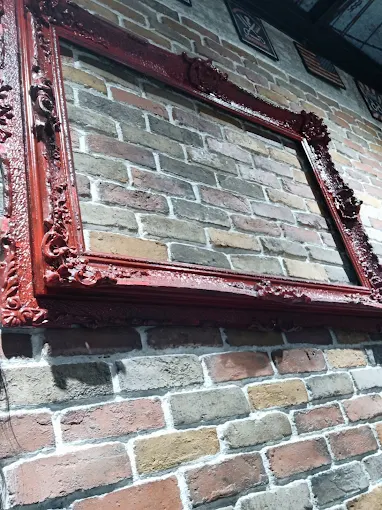 indoors decor - peakink bliners tattoo, piecing and barber shop serres