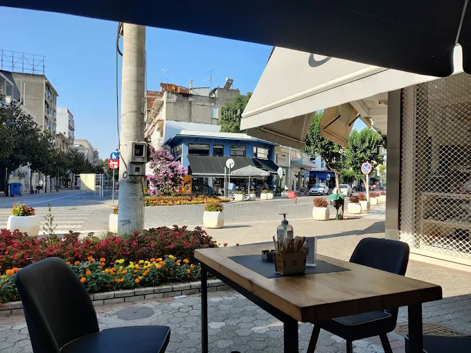 outdoors seating - juicebox juice bar serres