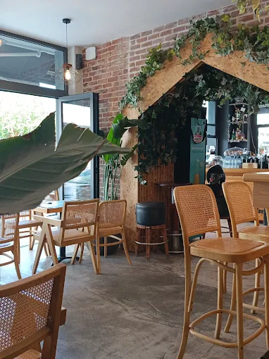 indoors  - tree house coffee cantine serres