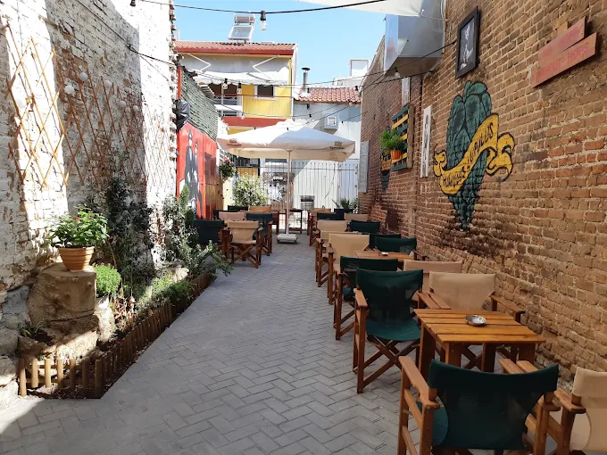 outdoors seating - lykiskos beer bar serres