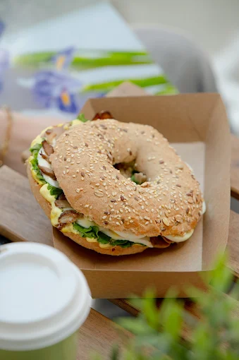 mushroom and egg bagel - vegano serres