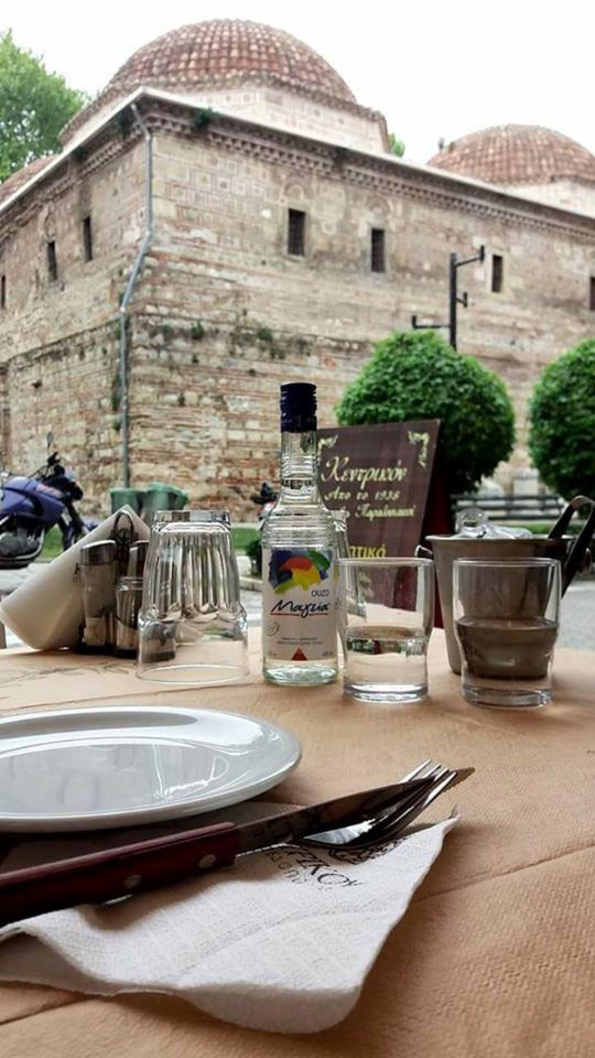 outdoors seating - kentrikon ouzomezedopoleio serres