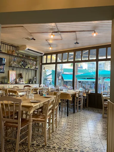 indoors  - kentrikon ouzomezedopoleio serres