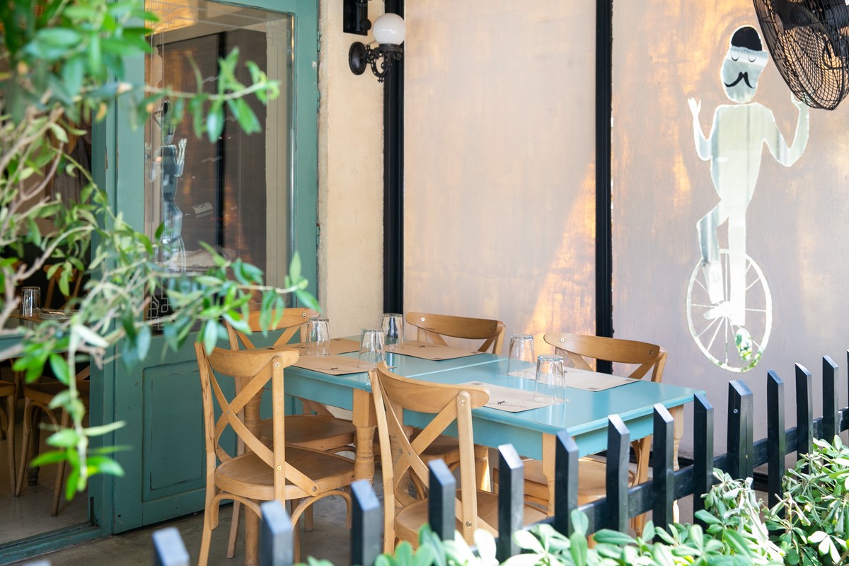 outdoors cretan ouzeri  - akrovatis