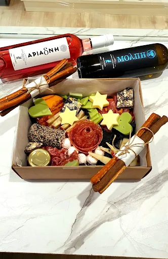 wine board - sempreviva delicatessen patra