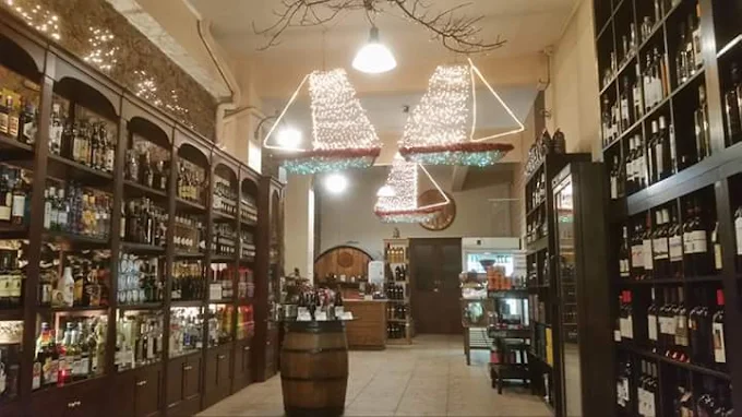 indoors - cava kordas patra