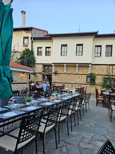 outdoors seating - kalnterimi restaurant kastoria