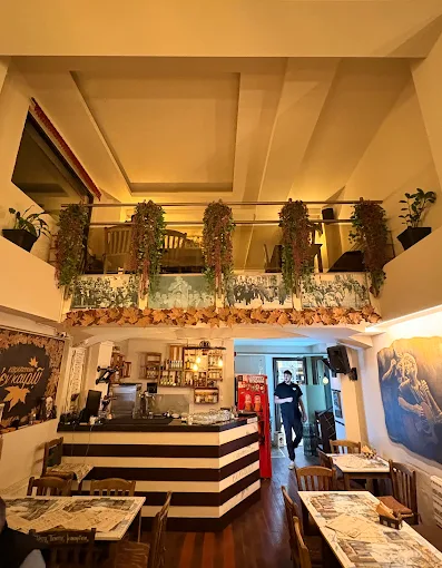 indoors  - en kairo mezedopoleio kastoria