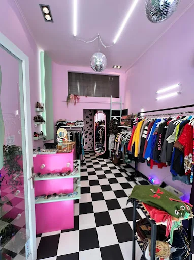 indoors - thrift mama vintage store xanthi