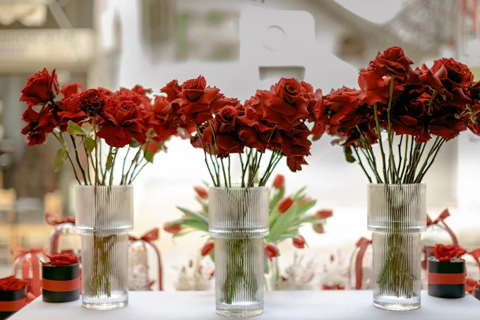 red flowers in vase  - lela flowershop larisa