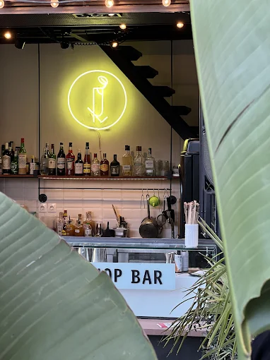 indoors - docbar cocktail bar larisa