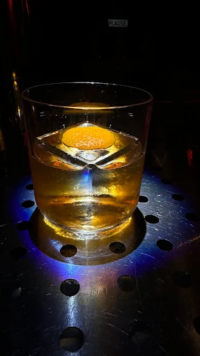 cocktail - sips and sins bar larisa