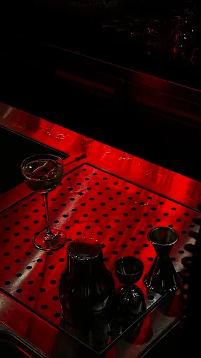 cocktail - sips and sins bar larisa