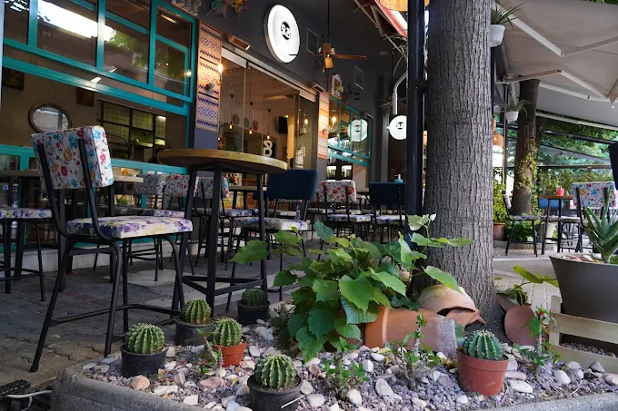 outdoors - b&b Burgers & Burritos Bar larisa