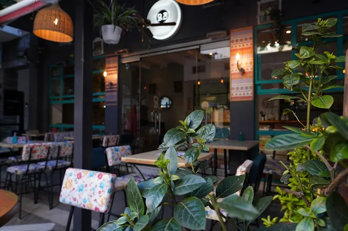 outdoors  - b&b Burgers & Burritos Bar larisa