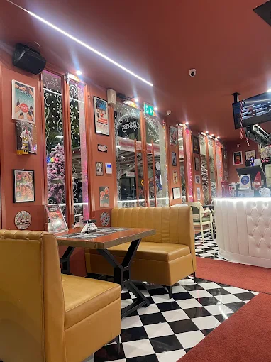 indoors - andrew's burger larisa