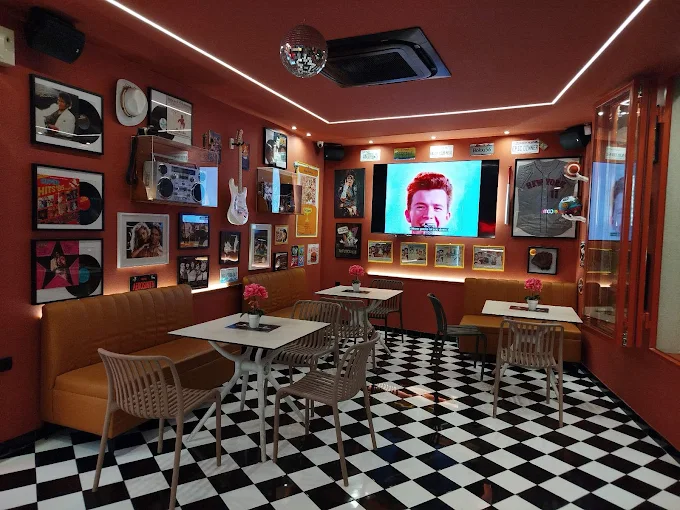 indoors - andrew's burger larisa