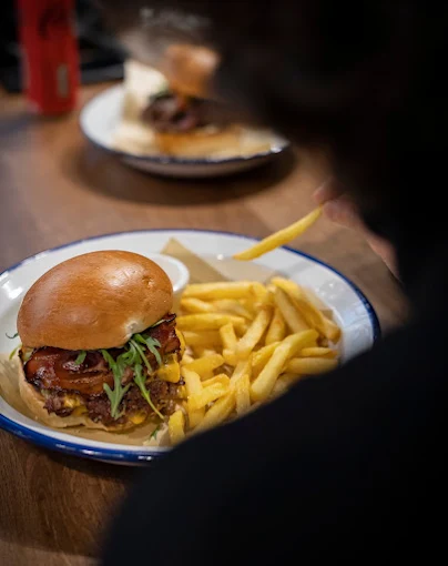 burger meal - raw street burger larisa