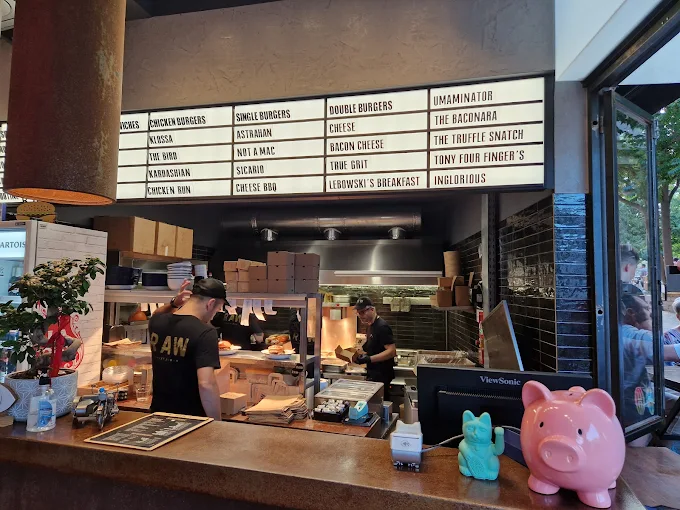 indoors - raw street burger larisa