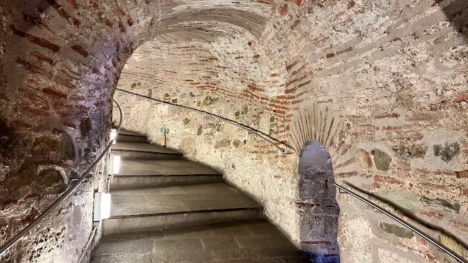 inside  - lefkos pirgos