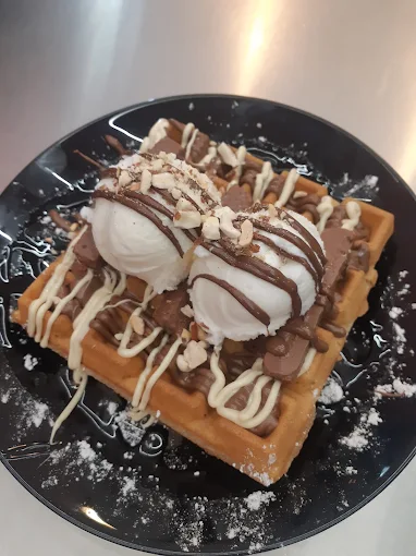 chocolate and ice creme waffle - je t'aime crepe pleasure larisa