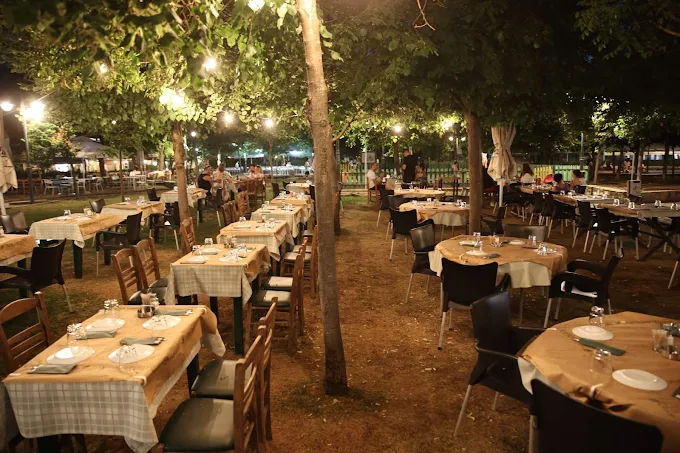 outdoor seating - to paradosiako souvlatzidiko larisa